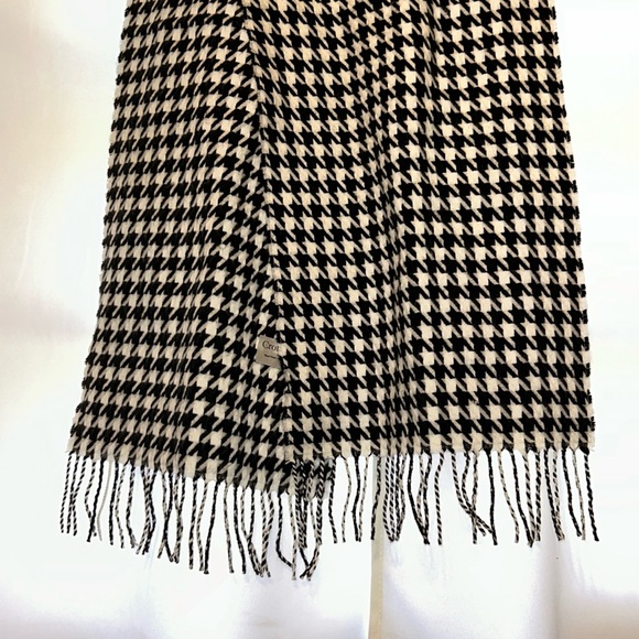 {Croft & Barrow} Houndstooth Black & White Scarf with Fringe - Picture 5 of 6